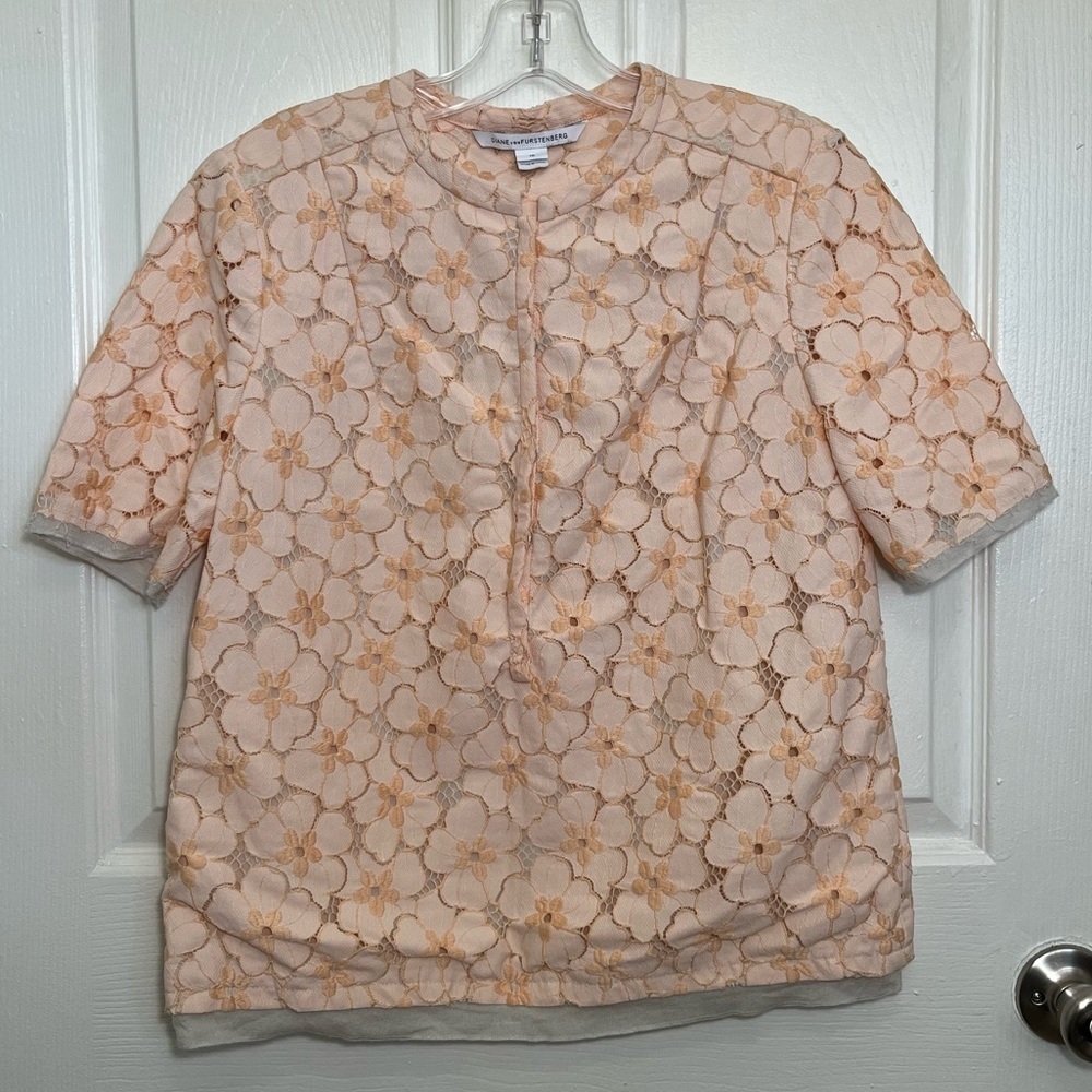 DIANA VON FURSTENBERG Lace Pattern Floral Crew Neck Button Center Top size 10